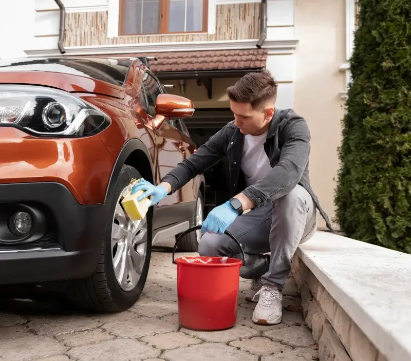 Lavage auto à domicile Razac-sur-l'Isle : professionnel intervenant sur un véhicule